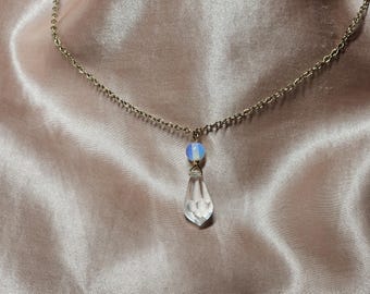 Collar artesanal de opalita con colgante de cristal transparente antiguo.