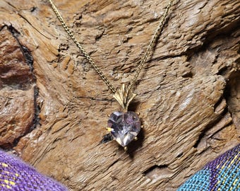 Collar de corazón de amatista facetada con cadena dorada y engaste de corona.