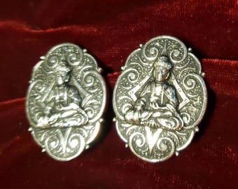 Pendientes de clip con diseño de Buda Sereno y Mandala en tono plateado
