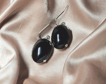 Pendientes vintage de cristal facetado negro de los años 80, engaste plateado y ganchos hipoalergénicos.