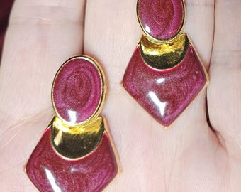Pendientes vintage de esmalte magenta con cierre de presión — Diseño con bisagra y detalles dorados — 3,8 cm