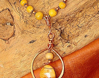 Collar con colgante de jaspe tostado • Piedra preciosa envuelta en alambre de cobre • Joyería artesanal de piedra natural