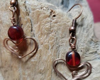 Pendientes de corazón / Vidrio rojo y cobre trabajado a mano / Joyería artesanal de San Valentín / 3,8 cm de largo