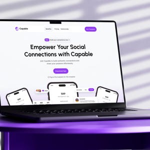 Può includere: Un laptop nero mostra un sito web con il testo "Empower Your Social Connections with Capable". Il laptop è su un tavolo viola. Il sito web ha un logo viola e un pulsante "Download App".