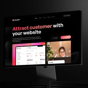 Può includere: Un monitor di computer mostra un'interfaccia di sito web con il testo "Attira clienti con il tuo sito web". Lo schermo mostra un design di sito web con una combinazione di colori rosa e bianco e una donna con gli occhiali.