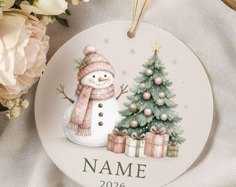 Adorno navideño personalizado de muñeco de nieve, recuerdo personalizado 2026, decoración de cerámica rosa para árbol de invierno, regalo navideño para niños.