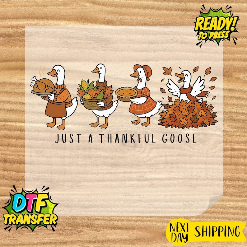 Puede incluir: Una transferencia DTF con cuatro gansos de dibujos animados celebrando el D&iacute;a de Acci&oacute;n de Gracias. Los gansos visten atuendos de oto&ntilde;o y llevan un pavo asado, una cesta de productos, un pastel y una pila de hojas. El texto dice "JUST A THANKFUL GOOSE."