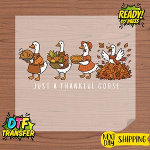 Puede incluir: Transferencia DTF con cuatro gansos de dibujos animados celebrando el D&iacute;a de Acci&oacute;n de Gracias. Los gansos visten ropa de oto&ntilde;o y llevan un pavo asado, una cesta de productos, un pastel y hojas. El texto dice "JUST A THANKFUL GOOSE."