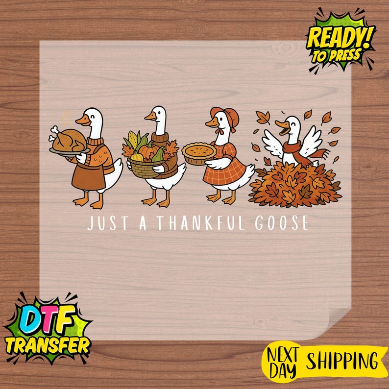 Puede incluir: Transferencia DTF con cuatro gansos de dibujos animados celebrando el D&iacute;a de Acci&oacute;n de Gracias. Los gansos visten ropa de oto&ntilde;o y llevan un pavo asado, una cesta de productos, un pastel y hojas. El texto dice "JUST A THANKFUL GOOSE."