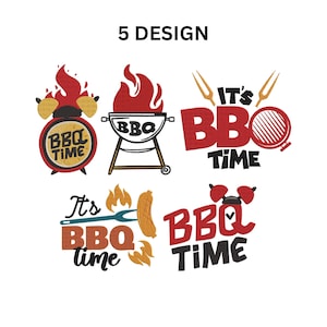 Op de afbeelding: Vijf BBQ-thema ontwerpen op een witte achtergrond. Ontwerpen omvatten een rode wekker met "BBQ TIME", een grill met vlammen en de tekst "IT'S BBQ TIME" in rood en zwart. Andere ontwerpen omvatten een worst en vlammen.