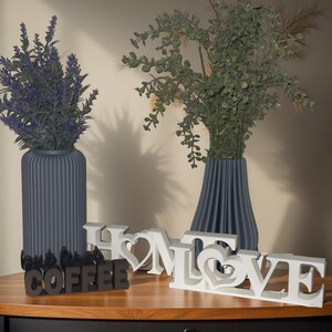 Conjunto de sala de estar da HighTop | “LAR” | “AMOR” | Vaso vertical em formato de barril | Vaso em formato de lágrima | “Mas primeiro o CAFÉ” |