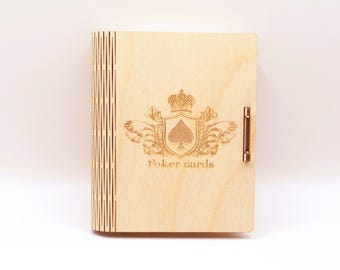 Caja de madera para naipes – Organizador de cartas de póker, grabado a láser con emblema heráldico | Almacenamiento de abedul hecho a mano, regalo para jugadores y amantes del póker