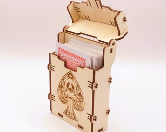Caja de madera para naipes con diseño de calavera y pica. Contrachapado de abedul grabado a láser. Soporte único para barajas de póker. Regalo para jugadores y amantes de las cartas.