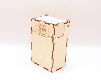 Caja de madera para naipes con escudo medieval – Organizador ecológico grabado a láser | Regalo hecho a mano para gamers y coleccionistas