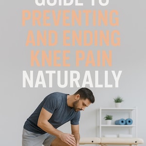 以下が含まれることがあります： 画像には「THE ACTIVE PERSON'S GUIDE TO PREVENTING AND ENDING KNEE PAIN NATURALLY」というテキストが表示されています。膝に触れている人がひざまずいています。青いTシャツ、グレーのショートパンツ、黒いスニーカーを履いています。背景にはマッサージテーブルと棚があります。