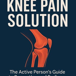 Könnte beinhalten: Buchcover mit dem Titel "THE ULTIMATE KNEE PAIN SOLUTION" in weißer Schrift auf dunkelblauem Hintergrund. Eine orangefarbene Illustration eines Kniegelenks ist abgebildet. Der Text "The Active Person's Guide to Preventing and Ending Knee Pain Naturally" steht darunter.