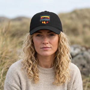 Cappellino retrò con toppa a forma di cassetta, cappello vintage da mixtape, cappello da papà ricamato con musica anni '80, cappello streetwear audio retrò