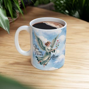 Taza de cerámica personalizada con el nombre "Ángeles contigo, cielo y nubes" imagen 3