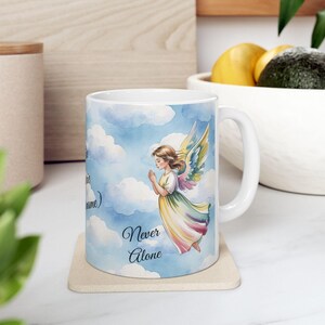 Taza de cerámica personalizada con el nombre "Ángeles contigo, cielo y nubes" imagen 4