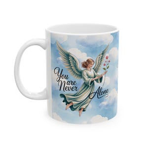 Taza de cerámica personalizada con el nombre "Ángeles contigo, cielo y nubes" imagen 1