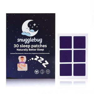 以下が含まれることがあります： 「snugglebug」のスリープパッチのパッケージ。濃い青色の箱には三日月と星が描かれ、「30 sleep patches Naturally Better Sleep」の文字。6つの正方形の濃い紫色のパッチが白い背景に表示されています。