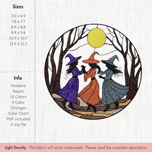 Pode incluir: Um desenho bordado com três bruxas dançando em um círculo, emoldurado por árvores e uma lua amarela. As bruxas usam vestidos e chapéus roxos, laranja e cinza. Disponível em vários tamanhos, de 17.78 cm x 17.53 cm a 30.23 cm x 29.72 cm.