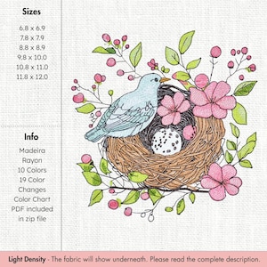 Op de afbeelding: Een borduurontwerp met een lichtblauwe vogel bij een nest met een gespikkeld ei, omringd door roze bloemen en groene bladeren. Het ontwerp bevat de tekst "Sizes" en "Info".