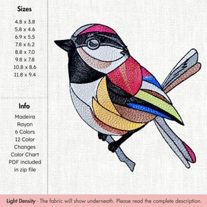 Puede incluir: Diseño de pájaro bordado en varios tamaños. El pájaro presenta un pico negro y una cabeza con rayas rosas y negras. El cuerpo del pájaro es un mosaico de rojo, amarillo, azul y marrón. Se incluye información sobre materiales y colores.