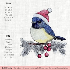 Może przedstawiać: Haftowany wzór niebieskiego ptaka w czerwono-białej czapce Świętego Mikołaja, siedzącego na gałęzi z czerwonymi jagodami. Projekt zawiera tekst "Rozmiary", "Info" i inne szczegóły produktu.