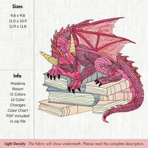 以下が含まれることがあります： 本の上に横たわるピンクと赤の刺繍のドラゴンのデザイン。ドラゴンは黄色の角と黒い爪を持っています。3つのサイズがあります：24.9 x 24.9 cm、27.9 x 27.7 cm、30.2 x 30 cm。