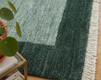 Alfombra de lana anudada a mano en color verde salvia, alfombra moderna para sala de estar con borde turquesa.