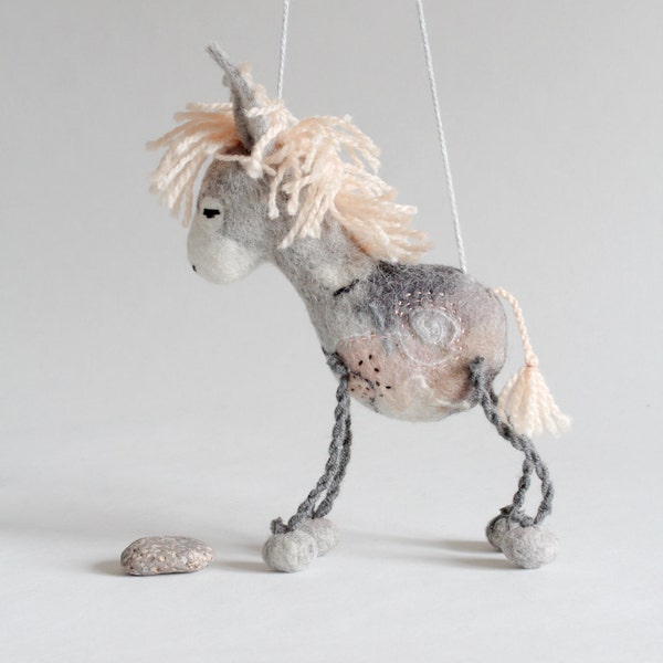 Filz Spielzeug Esel - Lena. Geschenk für Kinder, Spielzeug gefilzt, Marionette, Plüschtier Esel, gefilzt Tiere, Geschenk für Kinder kinderzimmerdekor. graue Pfirsich