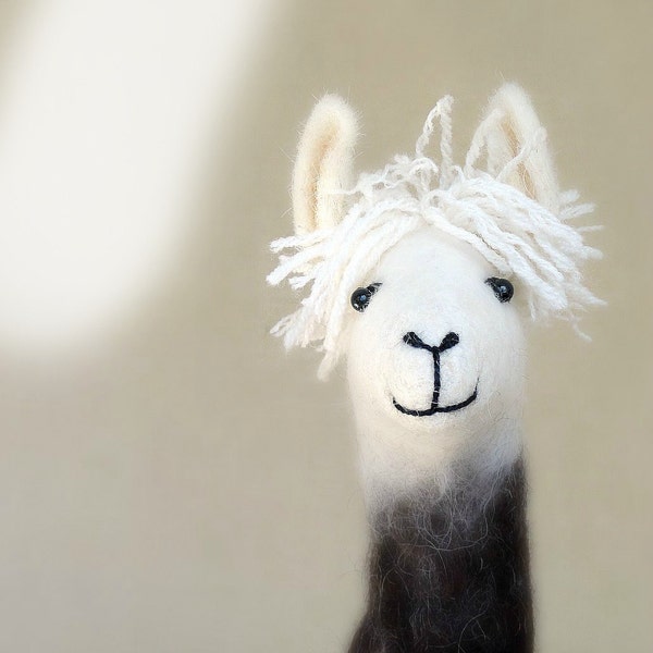 Debora - feutre Llama, Marionette Art marionnette jouet en peluche à la main. Alpaga, le route de la soie. brun blanc crème neutre.  FABRIQUÉ SUR COMMANDE.
