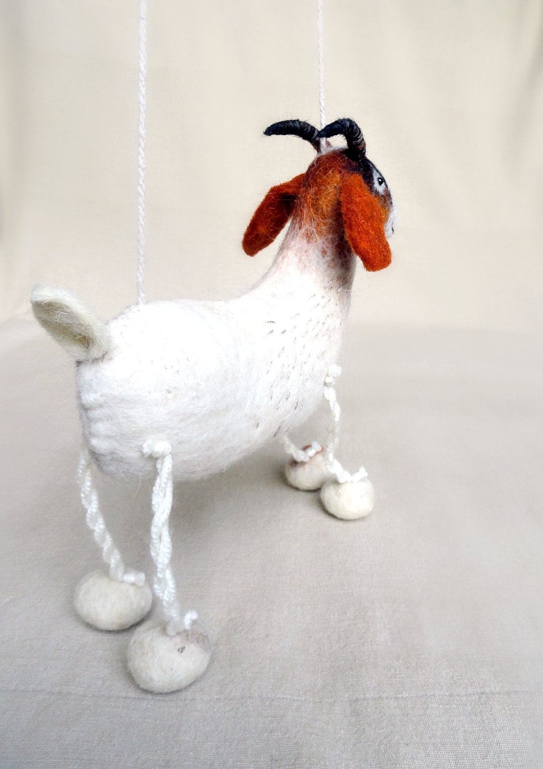 Feutre de chèvre Friedrich. Animaux feutrés, Art jouet marionnette pour  enfants, marionnettes Simple, animaux en peluche douce peluche. blanc, vert  et rouge. -  France