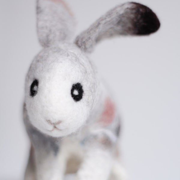 Cornelius - Petit lapin en feutre. Jouet d’art. Lapin de Pâques. Lapin en feutre, jouet feutré, jouet en peluche. blanc gris brun neutre tendre.