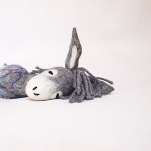 Feutre âne - Henry.  Jouet en laine. Art Pantin peluche jouet feutre Animal Waldorf doll douces jouets en peluche. Marionnette à la main, feutrée animaux. gris