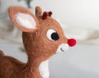 Rudolf mit der roten Nase. Weihnachtsgeschenk.  Künstler-Spielzeug. Stehender Hirsch. Gefilzte Kuscheltier.