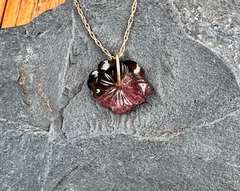 Rosa grön turmalin 14k massivt guld ädelsten handskuren blomma ädelsten berlock elegant delikat solitaire halsband eller hänge