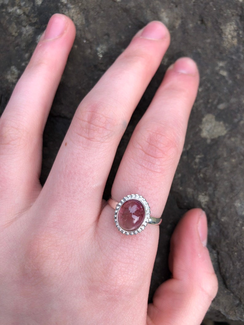 Bague opale éthiopienne - Bague en argent sterling 925 - Bague ronde avec pierres précieuses - Bague faite main - Bague délicate - Bijoux en argent pour femme - Cadeau pour elle - France
