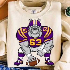 Joueur de football bouledogue PNG | Bulldog PNG dur, mascotte de bouledogue, football, équipe sportive png, football PNG, chemise de bouledogue, esprit bouledogue