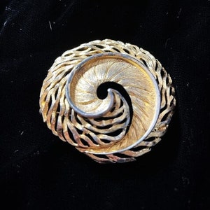 Vintage Swirl Spiral Feather Round Gold Tone Brooch Circle Pin