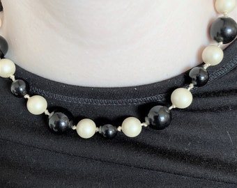 Vintage Single Strand Knotted Black and Pearlescent Bead Adjustable Choker Necklace