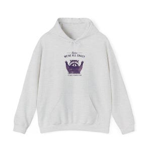 Entspannen Sie sich, wir sind alle verrückter Hoodie, gemütliches Sweatshirt für kreative Seelen, perfektes Geschenk für Freunde, einzigartige Freizeitkleidung, lustige Humorkleidung