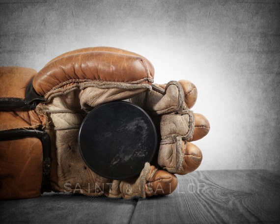Schone Fangen Hockey Handschuh Und Puck Auf Holz Foto Foto Etsy