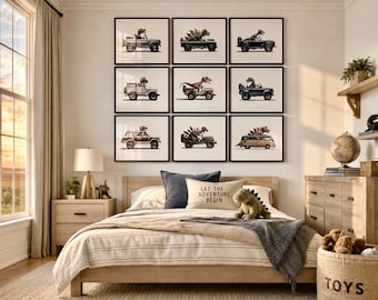Puede incluir: Una pared de galería con nueve impresiones cuadradas enmarcadas que muestran ilustraciones de varios dinosaurios conduciendo diferentes tipos de vehículos antiguos, incluidos jeeps y furgonetas, dispuestos en una cuadrícula sobre una cama de madera.