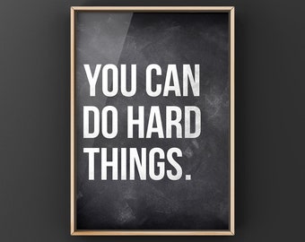 Puede incluir: Un póster motivacional enmarcado con fondo de pizarra negra y texto blanco que dice "You can do hard things."