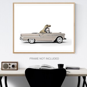 Impresión fotográfica artística de un T-Rex conduciendo un Chevy Bel Air Tan