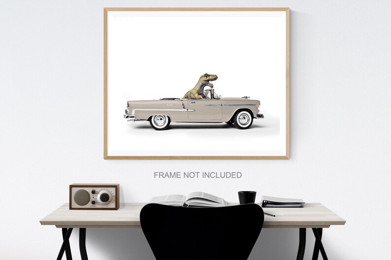 Impresión fotográfica artística de un T-Rex conduciendo un Chevy Bel Air Tan