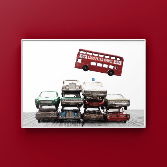 Auto Stapel Der Rote Bus Springen Auf Weissen Und Grauen Etsy