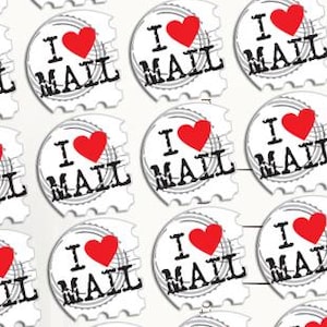 以下が含まれることがあります： 白い背景のステッカーシート。各ステッカーは、赤いハートと「I MAIL」の文字がタイプライターフォントでデザインされています。ステッカーは行と列に配置されています。